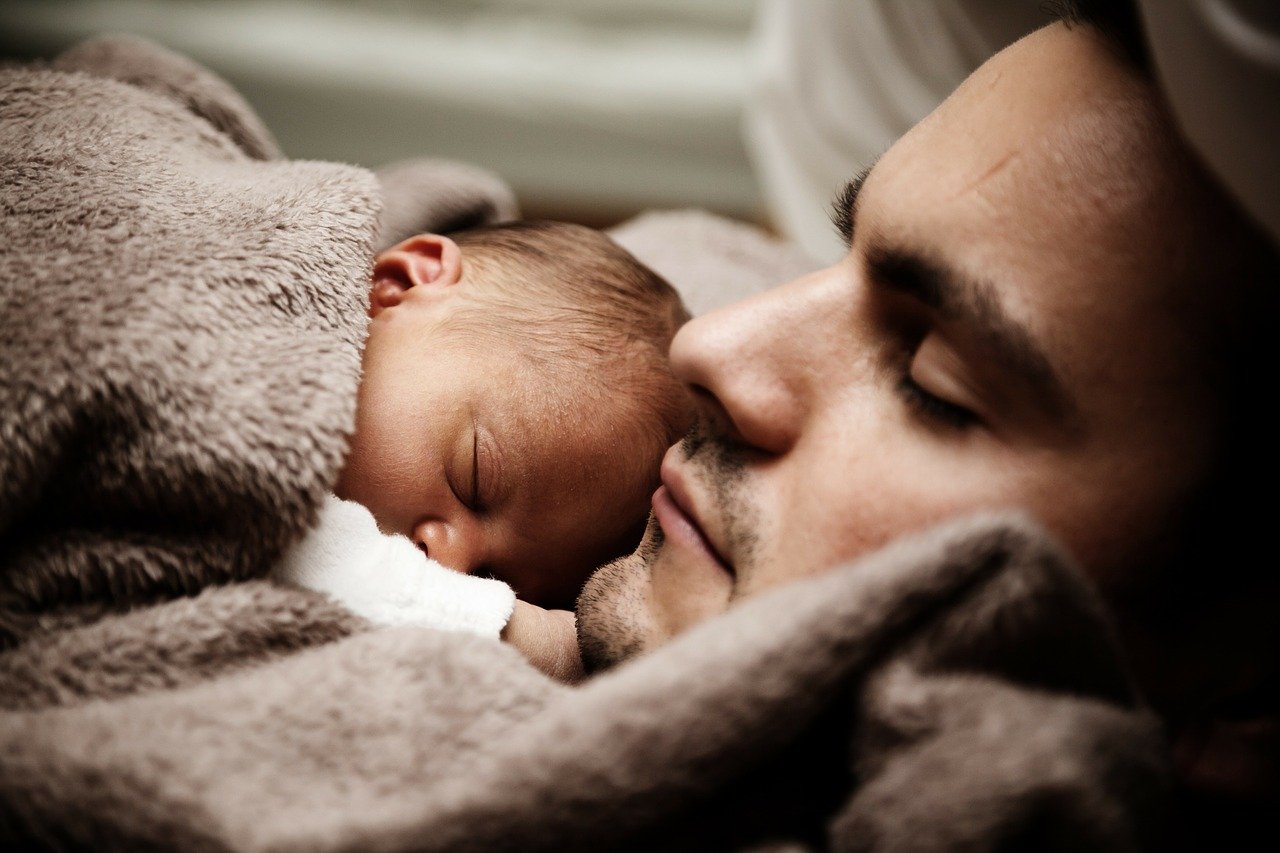 dad and baby snuggling
