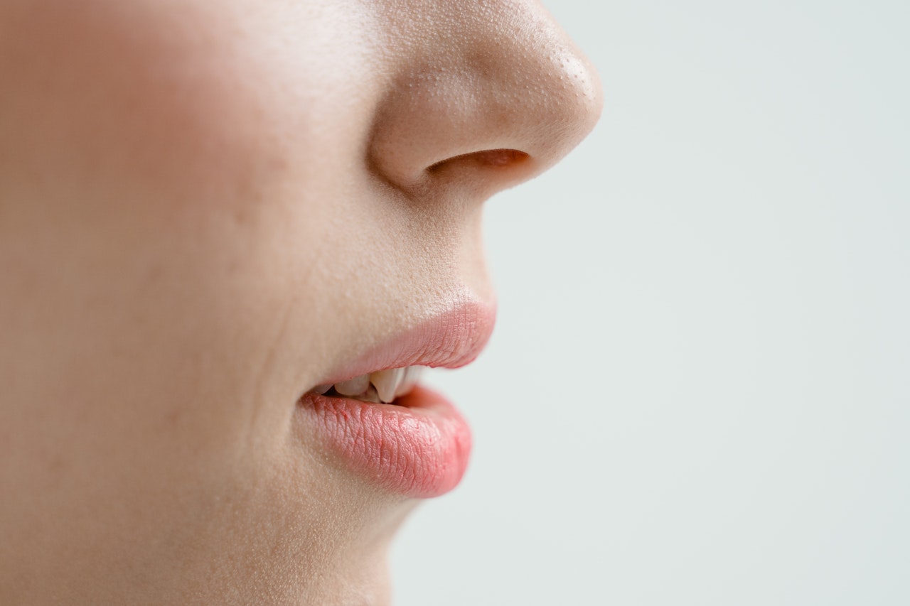 hairless upper lip