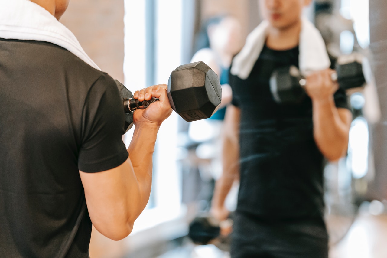 guy using dumbells