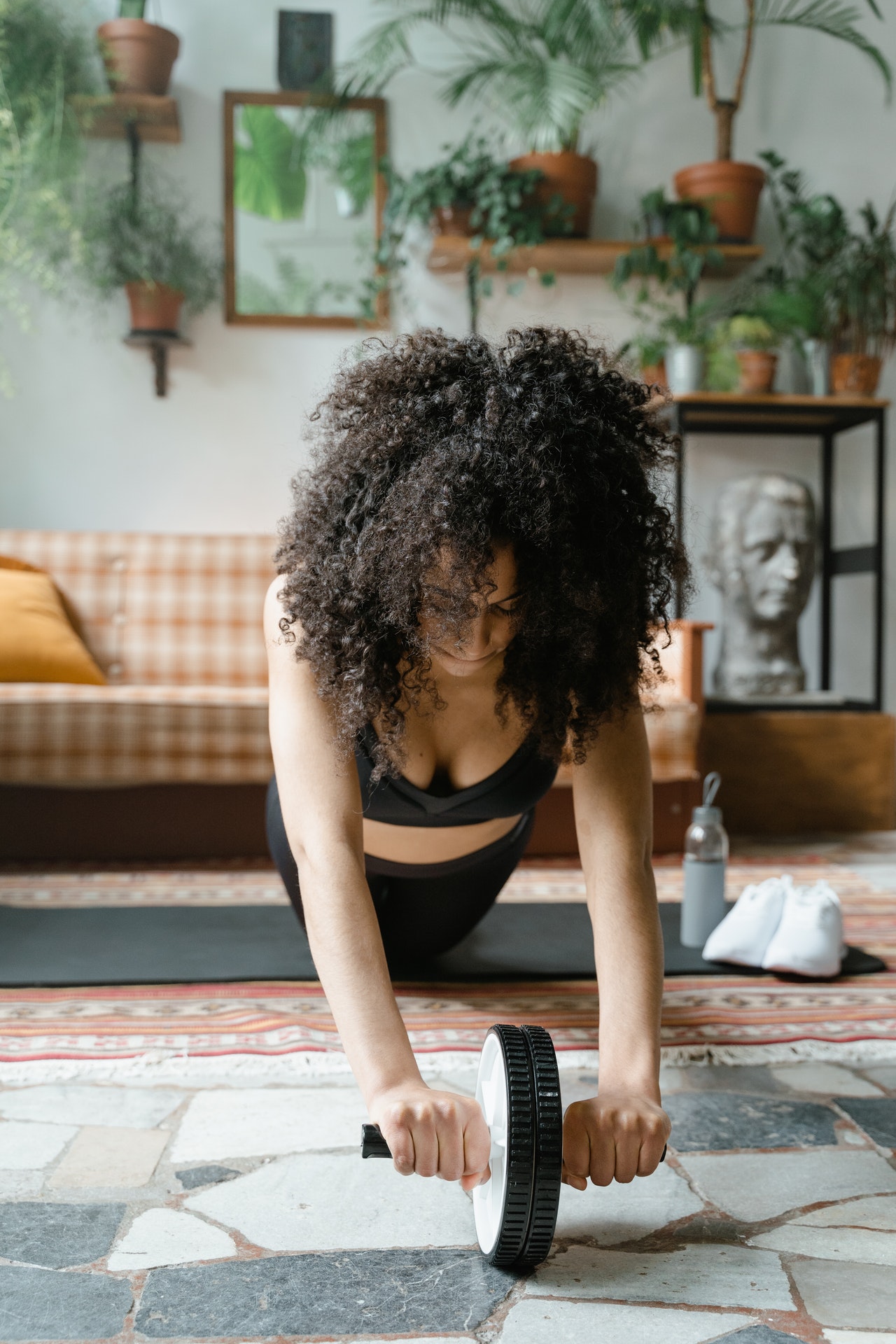 woman using abs roller