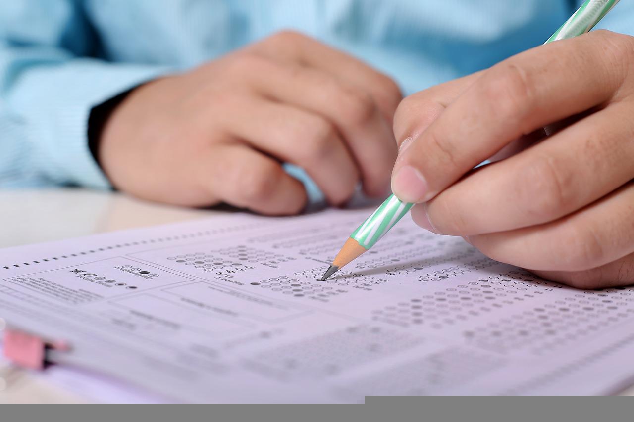 hands doing exam