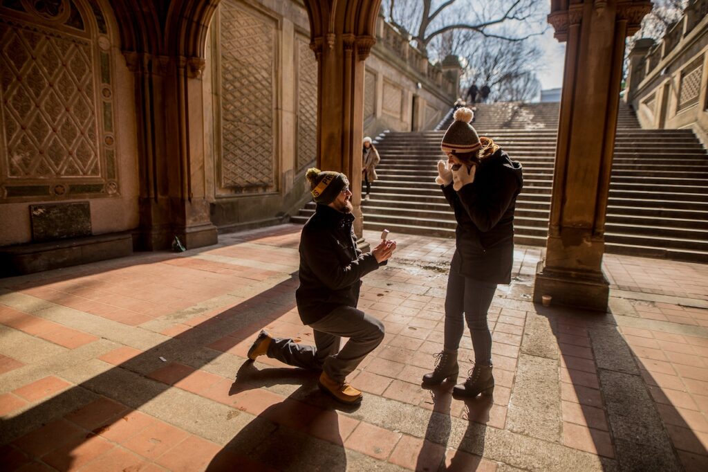 Guy proposing to his missus